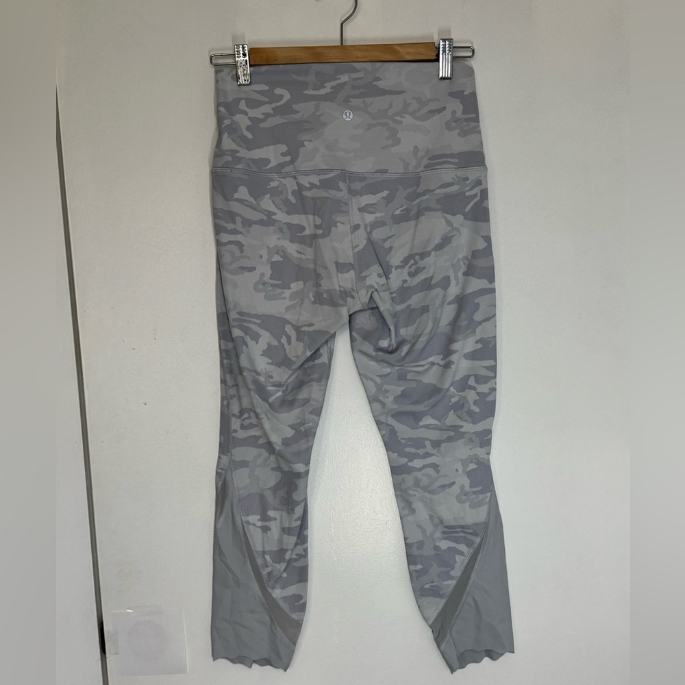 Lululemon Wunder Under Crop High-Rise, Roll Down Scallop Leggings 23", Size 10 - Picture 10 of 10